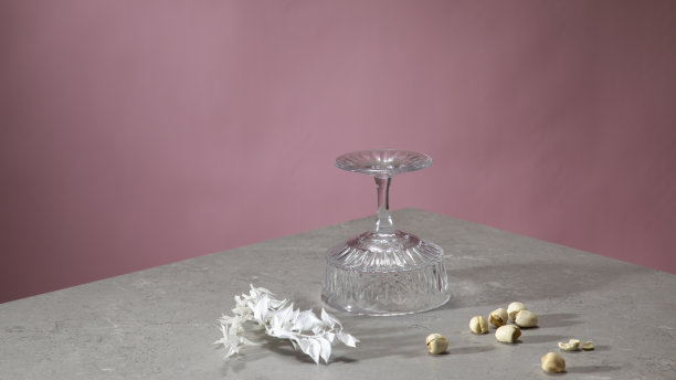 美丽可爱的粉红色与灰色大理石背景与木块板烟花和茶壶的产品照片拍摄照明工作室房间图片下载