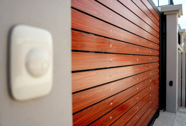 现代别墅的自动滑动前门图片下载