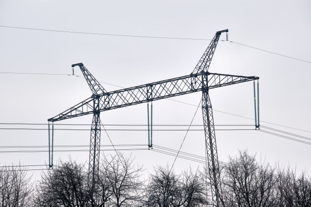 带有高压电线的钢柱，通过电缆长距离输送电能图片下载