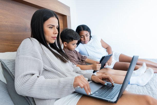 墨西哥家庭躺在床上，学习，玩耍，在家休闲，娱乐，现代生活图片下载