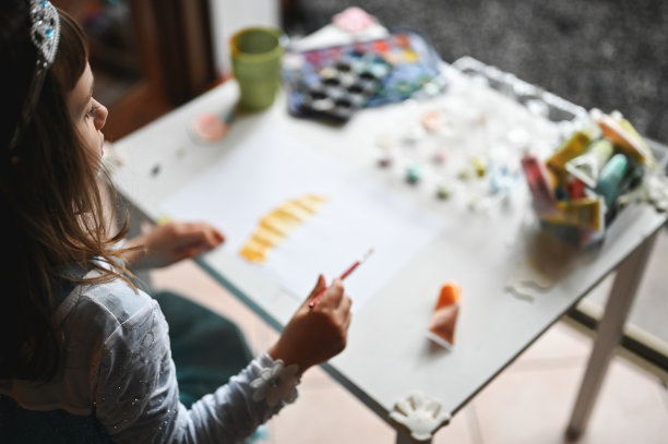 一个小女孩用水彩画的侧面肖像。图片下载