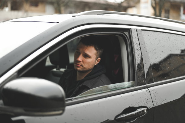 一个心烦意乱的人开着他的车。图片下载