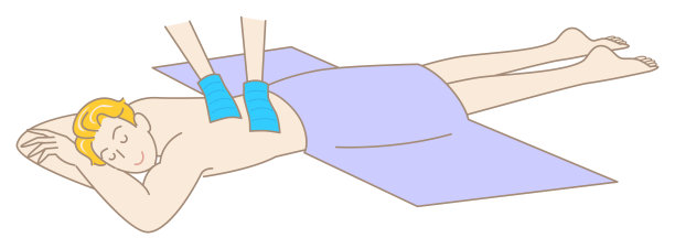 可爱的男人享受舒适的擦洗按摩，简约插画矢量图图片下载