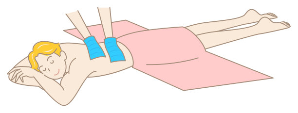 可爱的男人享受舒适的擦洗按摩，简约插画矢量图图片下载