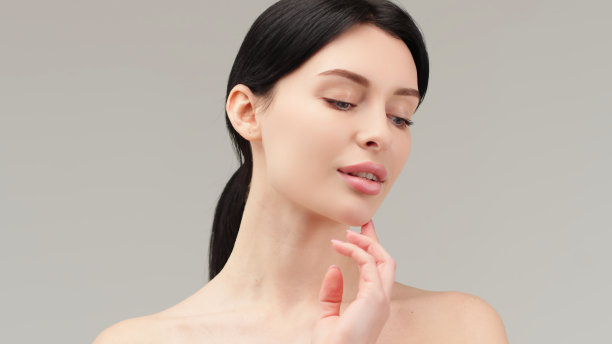 一个年轻女子在浅色背景上被孤立的肖像。皮肤护理。美丽的女模特，完美清洁的新鲜皮肤。自然美和美容概念图片下载