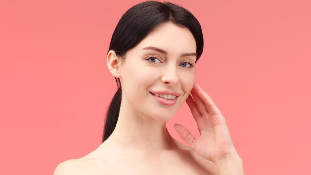 美女的脸孤立在明亮的背景下。皮肤护理。美丽的女模特，完美清洁的新鲜皮肤。美容、美容服务和美容产品的广告概念。图片下载