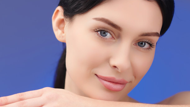 美女的脸孤立在明亮的背景下。皮肤护理。美丽的女模特，完美清洁的新鲜皮肤。美容、美容服务和美容产品的广告概念。图片下载