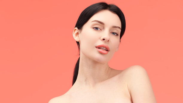 美女的脸孤立在明亮的背景下。皮肤护理。美丽的女模特，完美清洁的新鲜皮肤。美容、美容服务和美容产品的广告概念。图片下载