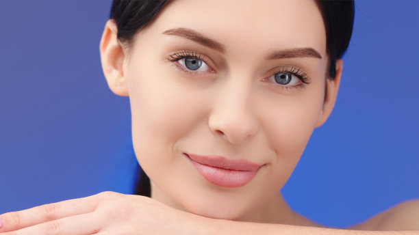 美女的脸孤立在明亮的背景下。皮肤护理。美丽的女模特，完美清洁的新鲜皮肤。美容、美容服务和美容产品的广告概念。图片下载