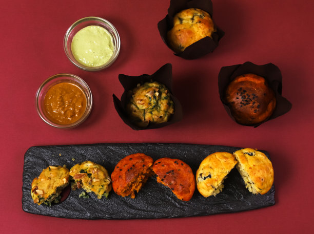 松饼片。用火腿、奶酪、晒干的西红柿和其他配料和香料做成的小松饼。浅景深图片下载