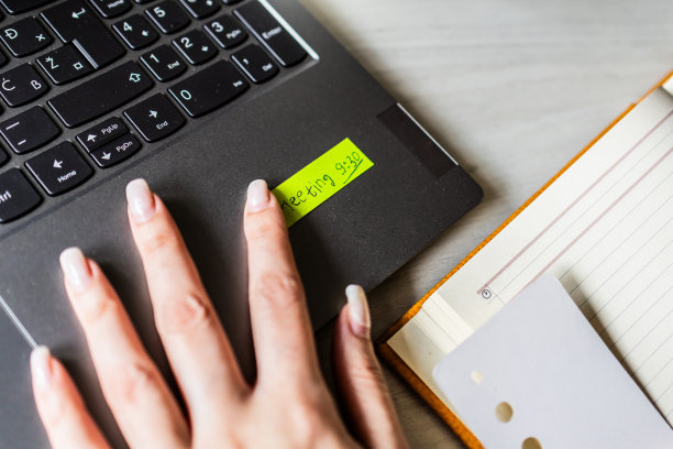 有皮肤问题、荨麻疹、荨麻疹或牛皮癣、独自坐着在家办公的女商人的手。过敏和皮炎。图片下载