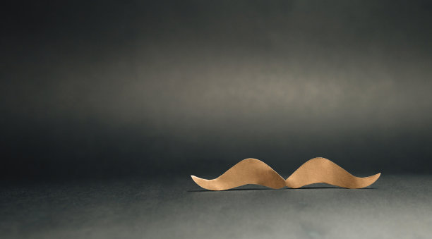 纸胡子和眼镜在灰色的表面。父亲节概念。本空间图片下载