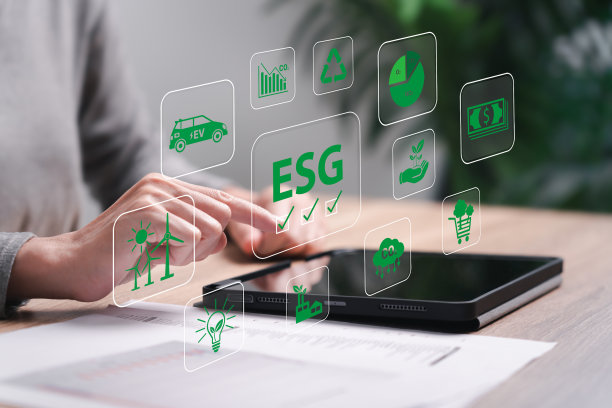 绿色商业，分析ESG环境社会治理概念，女性使用平板电脑商业战略投资，二氧化碳减排，碳足迹，碳信用，企业价值链可持续性图片下载