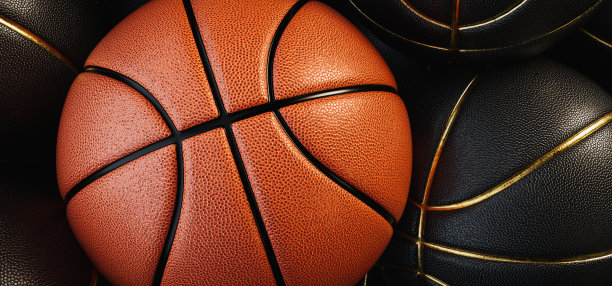 特写镜头：橙色和黑色篮球，橙色背景图片下载
