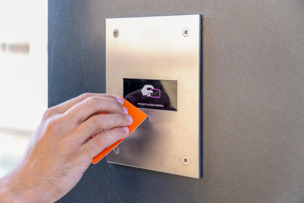 贵宾接近非接触式卡，以便解锁安全控制图片下载