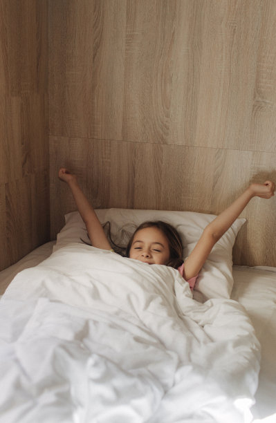 小女孩在家里睡觉。接近水平照片复制空间的文本上方的视图。在床上放松的青少年享受卧室。健康美容理念图片下载