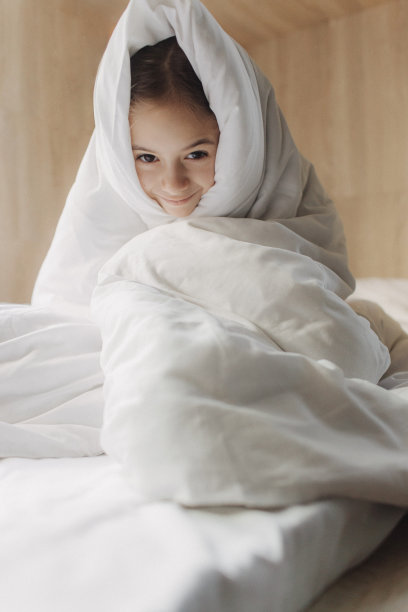 小女孩在家里睡觉。接近水平照片复制空间的文本上方的视图。在床上放松的青少年享受卧室。健康美容理念图片下载