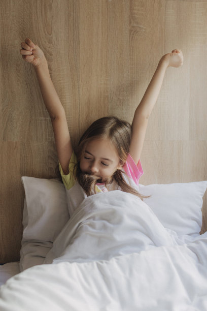 小女孩在家里睡觉。接近水平照片复制空间的文本上方的视图。在床上放松的青少年享受卧室。健康美容理念图片下载