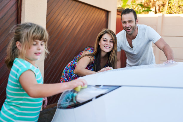 一张一家人在车道上洗车的照片图片下载