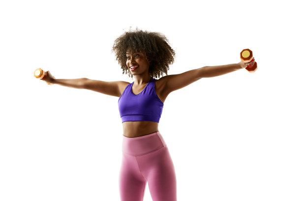 运动的非洲裔美国女性，卷发，举重，穿着充满活力的健身装备，背景是白色的工作室。图片下载