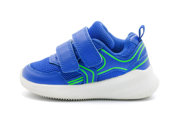 新的无品牌时尚时尚的蓝色运动步行童鞋或运动鞋孤立的白色背景。图片下载