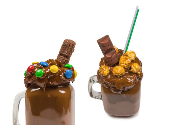 巧克力奶昔加鲜奶油，饼干，华夫饼，装在玻璃罐子里。"怪胎或疯子"甜奶昔。孤立。图片下载