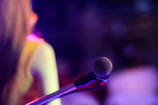 练习室里有一个银色的老式麦克风，可以让歌手通过高质量的麦克风练习声乐，并录下声音，不断地听，以提高他们的演唱水平。图片下载