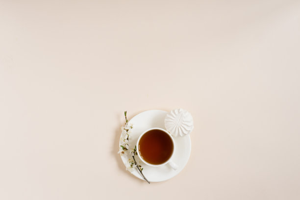 茶杯、苹果花和棉花糖在米色背景上的扁平风格照片，留有空白图片下载