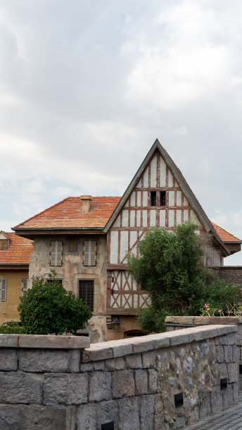 阿拉伯联合酋长国设有商店和餐厅的步行区：迪拜Riverland的中世纪欧洲风格建筑（竖版照片）图片下载