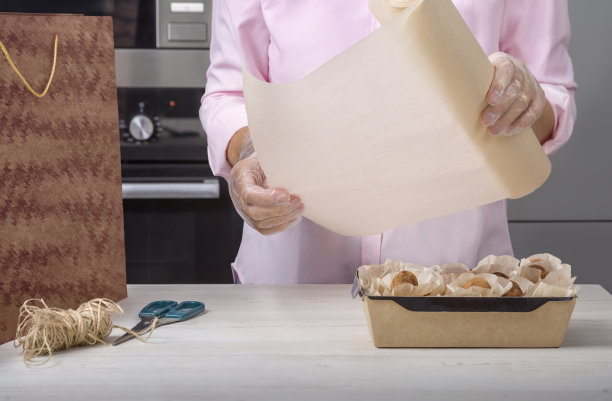 一位妇女用羊皮纸包着自制的糖果。定制的糖果图片下载