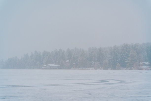 2024年冬季的普莱西德湖图片下载