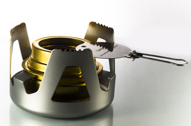 白色背景的露营酒精燃烧器图片下载