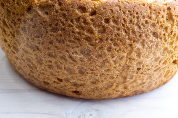 侧视图新鲜出炉的圆面包在桌子上出版，设计，海报，日历，帖子，屏幕保护程序，壁纸，明信片，横幅，封面，网站。高质量照片图片下载