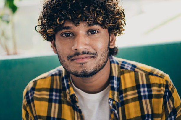 特写照片正面漂亮的年轻人坐在沙发上度过空闲时间早上和谐公寓里面图片下载