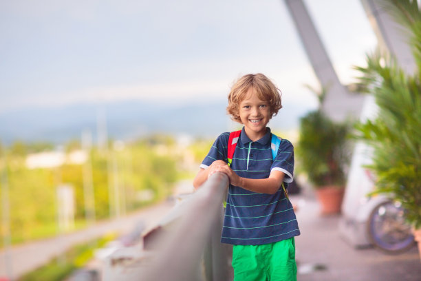 家人在机场。孩子们飞翔。带孩子旅行。图片下载