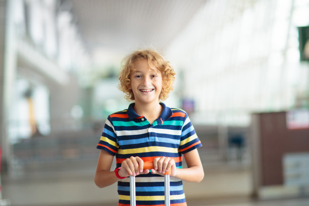 家人在机场。孩子们飞翔。带孩子旅行。图片下载