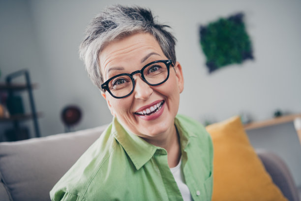 照片正面美丽漂亮的微笑的女人成熟的年龄祖母穿着休闲的衣服花时间独自在家与好心情图片下载