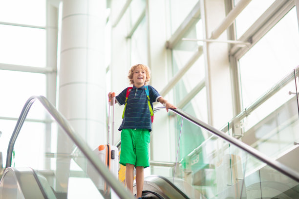 家人在机场。孩子们飞翔。带孩子旅行。图片下载