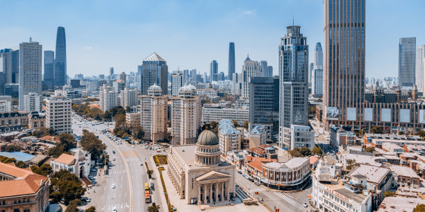 天津音乐厅小白大厦和城市天际线的航拍照片图片下载