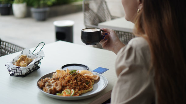 亚洲妇女吃炒饭或众所周知的炒饭图片下载