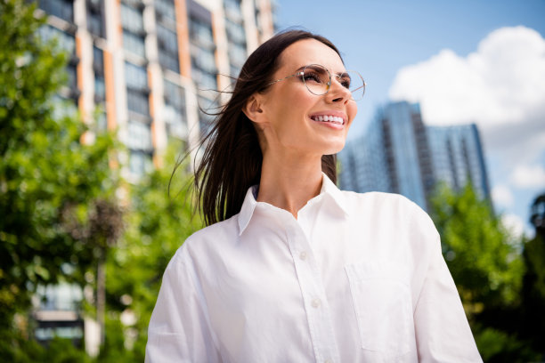 照片开朗积极可爱的女孩梦想暑假最后一个工作日阳光明媚的春天在户外图片下载