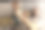 爸爸和小儿子笑着看着手机上的照片。他们躺在卧室的床上拍照。父亲拥抱儿子。他们做鬼脸。一个深色头发和浓密胡须的男人和一个浅色头发和眼睛的男孩图片下载