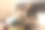 爸爸和小儿子笑着看着手机上的照片。他们坐在卧室的床上拍照。父亲拥抱儿子。他们做鬼脸。一个黑发浓密的男人和一个金发碧眼的男孩。焊接时间图片下载