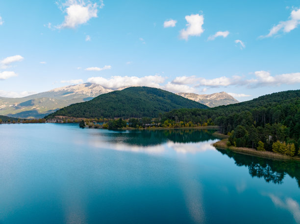 夕阳下的多克萨湖、多克萨湖、费尼奥斯湖、涅米亚湖、斯蒂姆法利达湖、伯罗奔尼撒湖、希腊的航拍全景照片图片下载