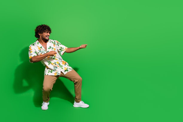 有吸引力的年轻人的全身照片拉空空间横幅穿着时尚的柑橘印花衣服孤立的绿色背景图片下载