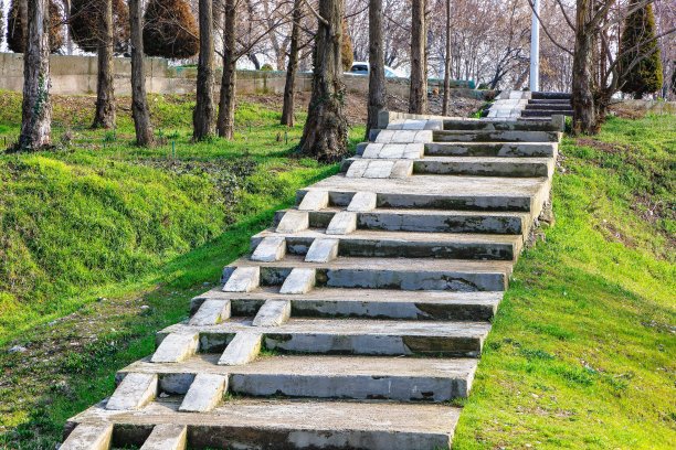 在公园的楼梯上散步，在台阶上呼吸新鲜空气图片下载