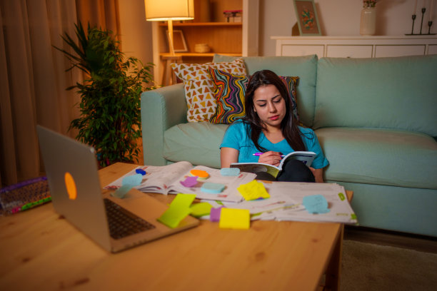 在家用笔记本电脑工作到深夜的年轻女性图片下载