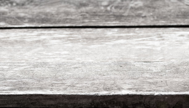 空的灰色木制桌面用于植入产品。图片下载