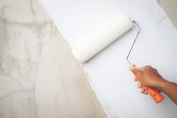 油漆工正在把内墙刷成白色图片下载