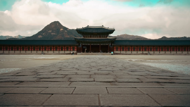 韩国传统的宫殿和天空照片图片下载